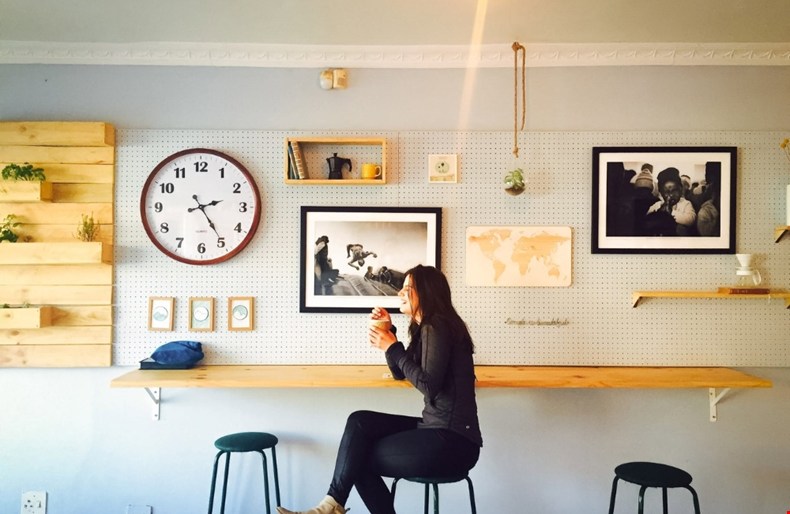 De mooiste manieren om een lege muur te stylen met een 50x70 print